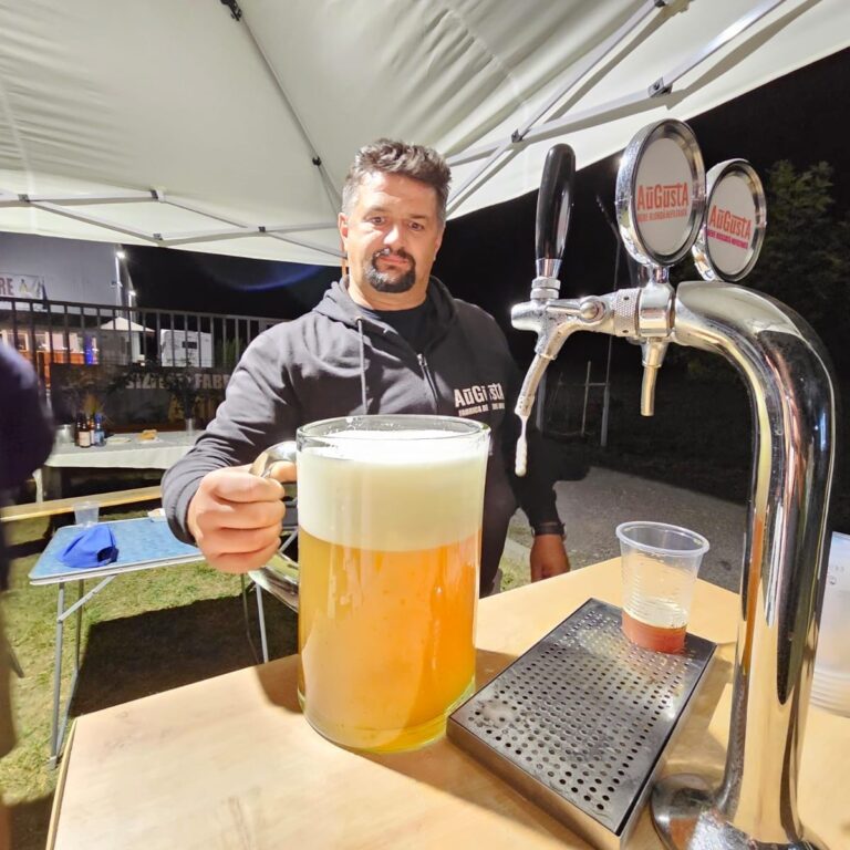 Producătorul Costin Bădilă servind berea artizanală AuGusta la un eveniment local în Avrig