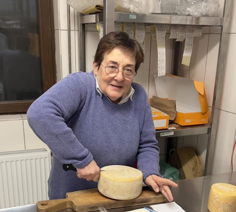 Brânza Sârbova produsă la Curtea Culorilor din Sârbova, proiect social inițiat de Adriana Formenti