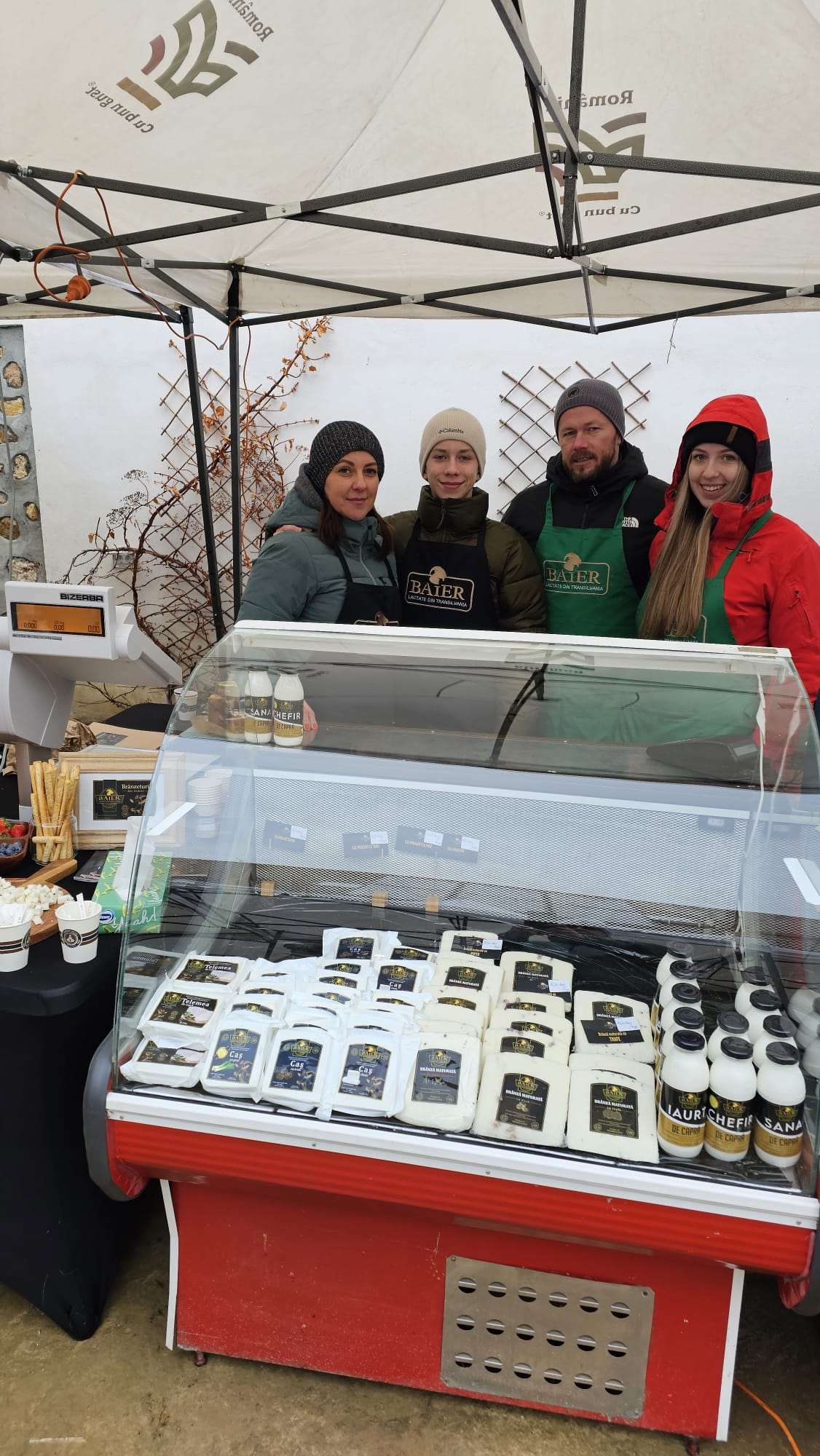 familia-baier-stand-targ-branzeturi-capra-sighisoara